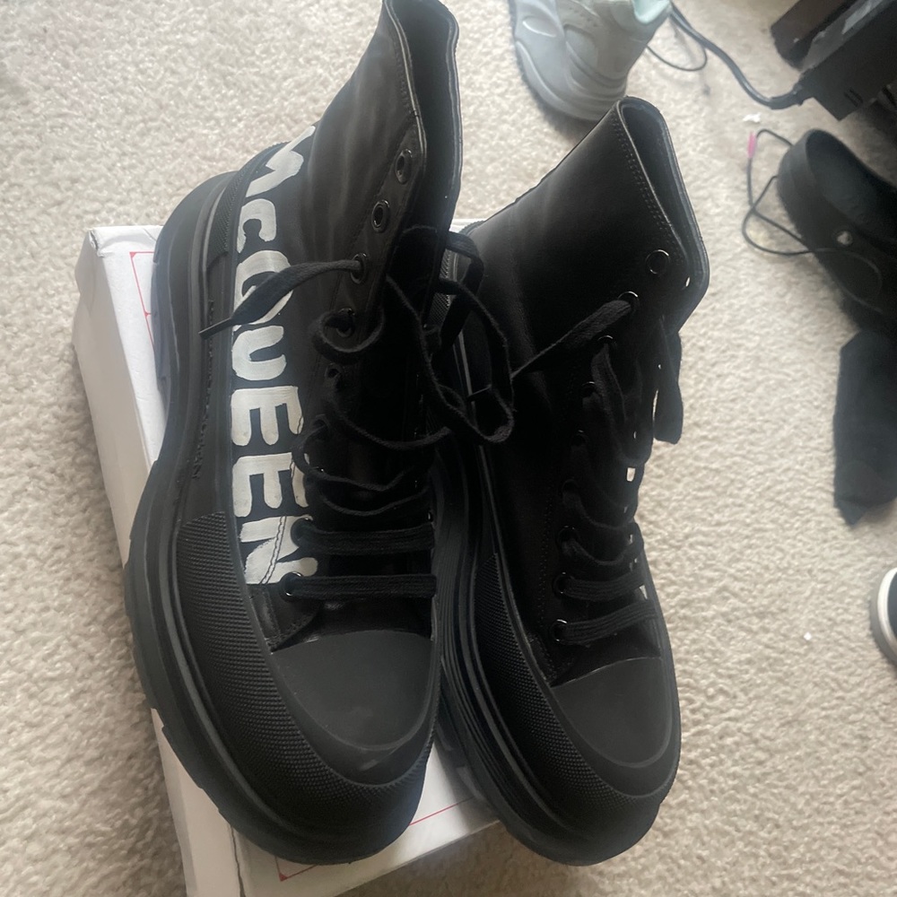 Alexander McQueen Men's Tread Slick Boot in Black/white with box